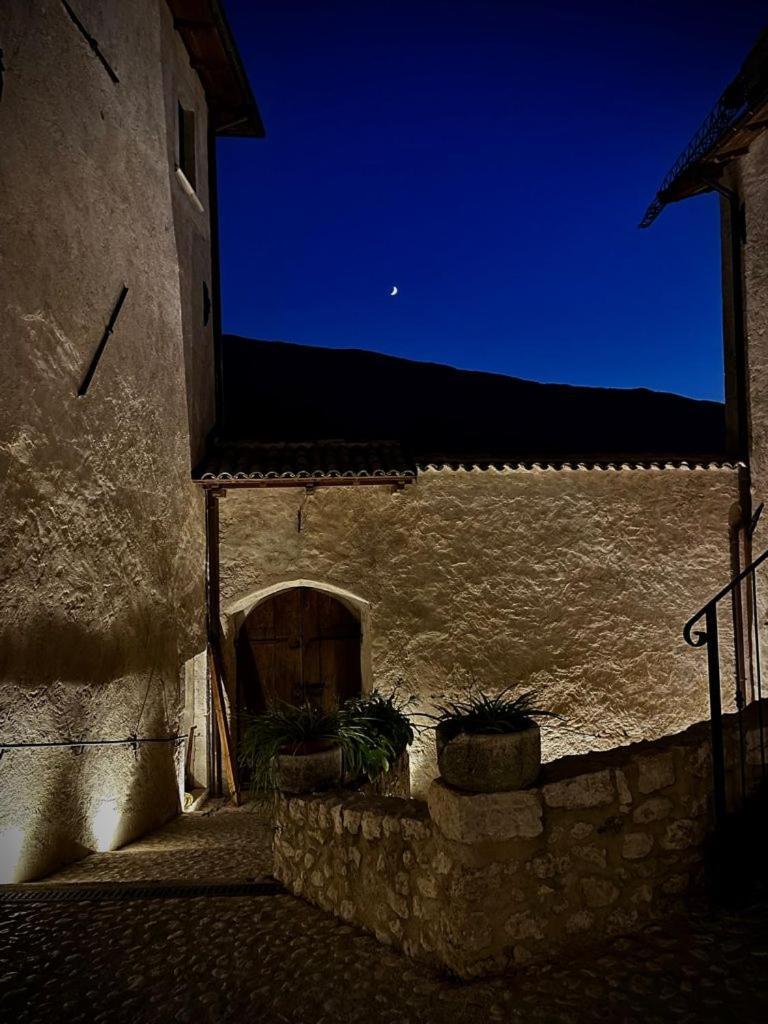 Palazzo Pirro Dimora Storica Bed & Breakfast Acciano ภายนอก รูปภาพ