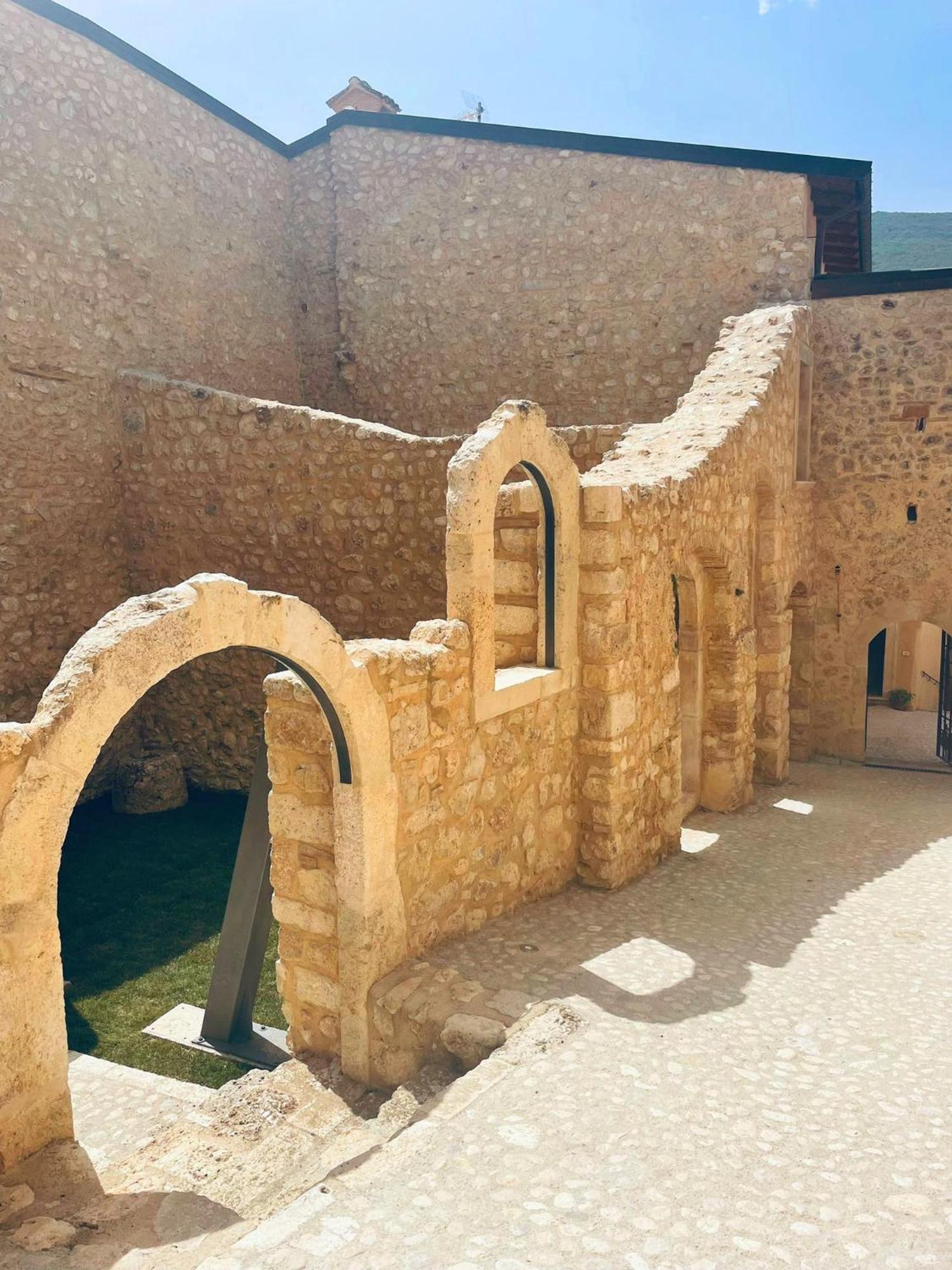 Palazzo Pirro Dimora Storica Bed & Breakfast Acciano ภายนอก รูปภาพ