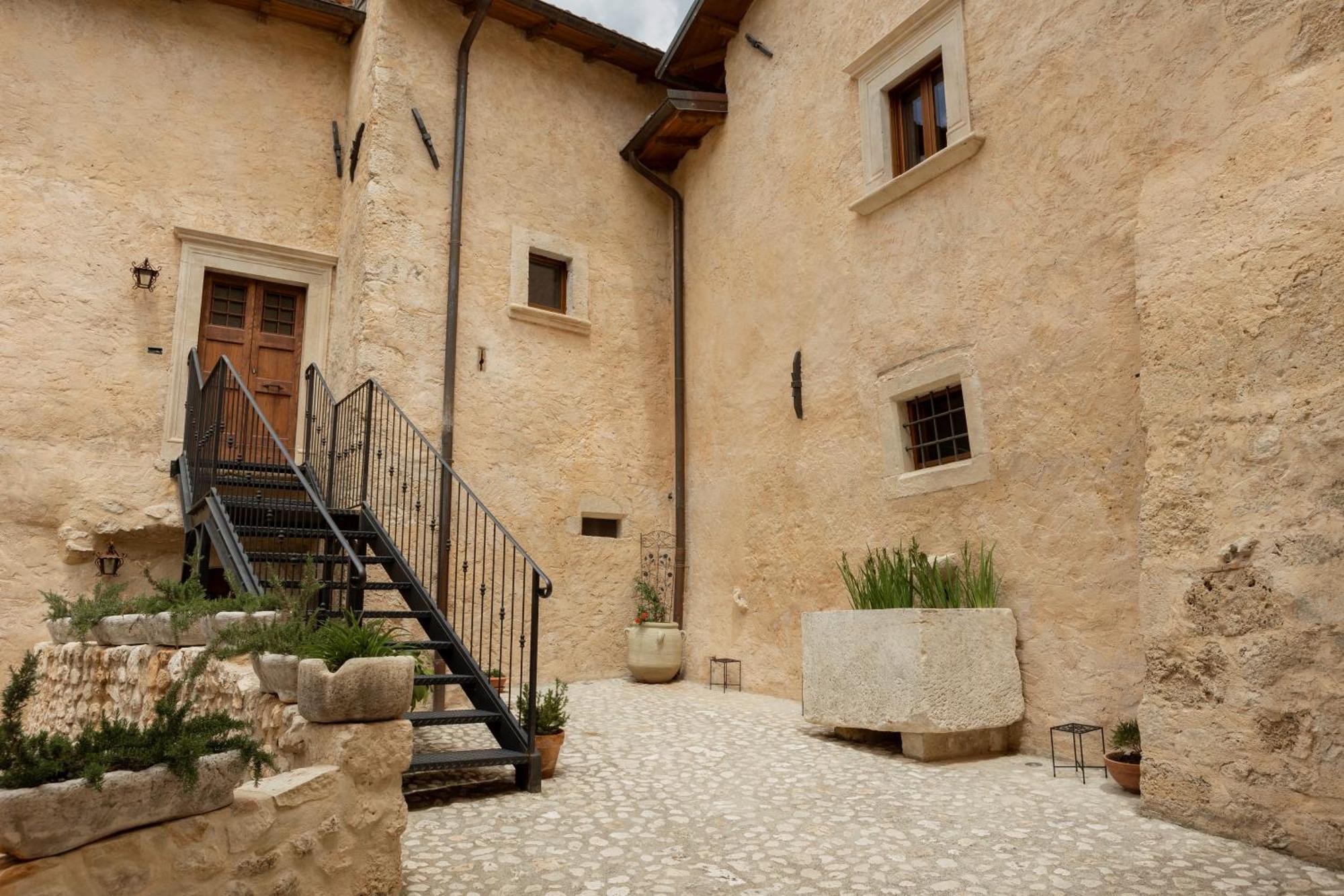 Palazzo Pirro Dimora Storica Bed & Breakfast Acciano ภายนอก รูปภาพ
