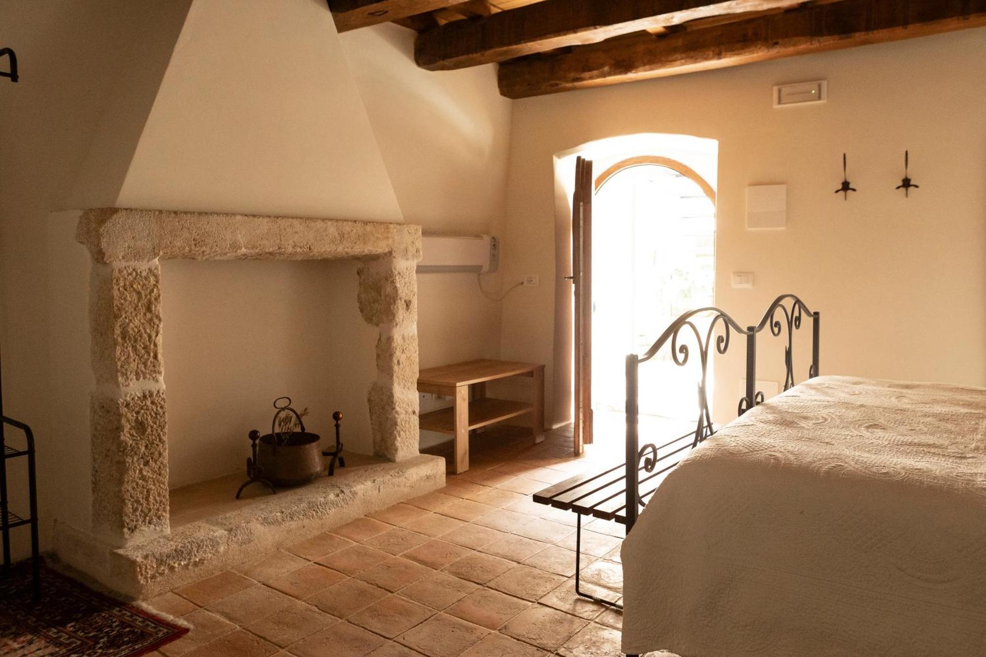 Palazzo Pirro Dimora Storica Bed & Breakfast Acciano ภายนอก รูปภาพ